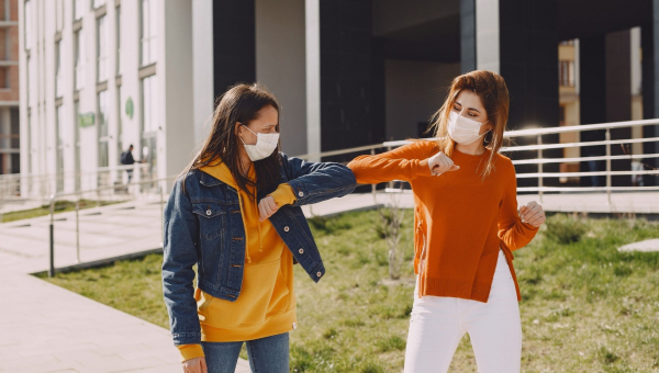 Στενές επαφές COVID-19